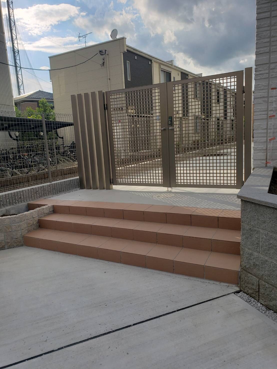 メインエントランス裏　門扉