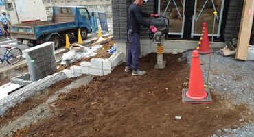 東京都　板橋区　玄関アプローチ　転圧　タイル