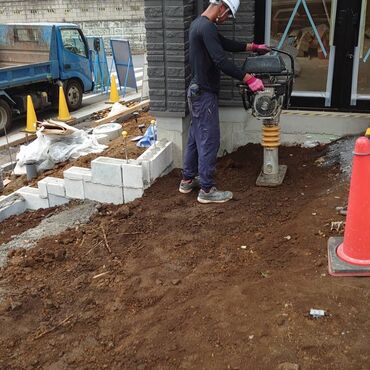 東京都　板橋区　玄関アプローチ　転圧　タイル