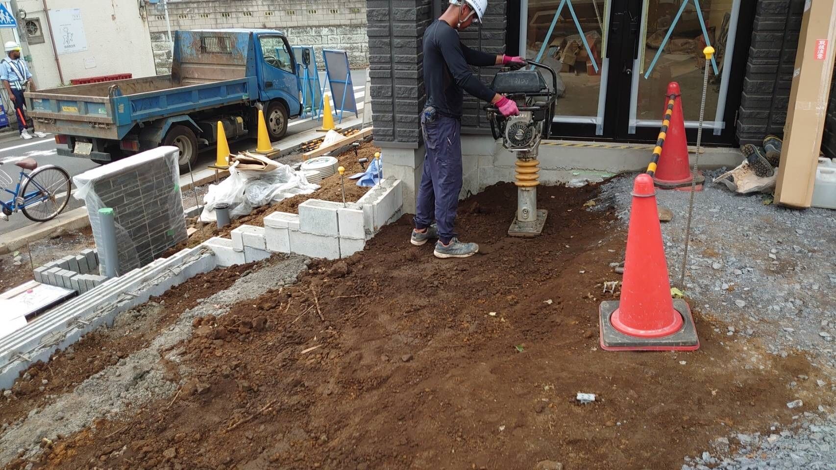 東京都　板橋区　玄関アプローチ　転圧　タイル